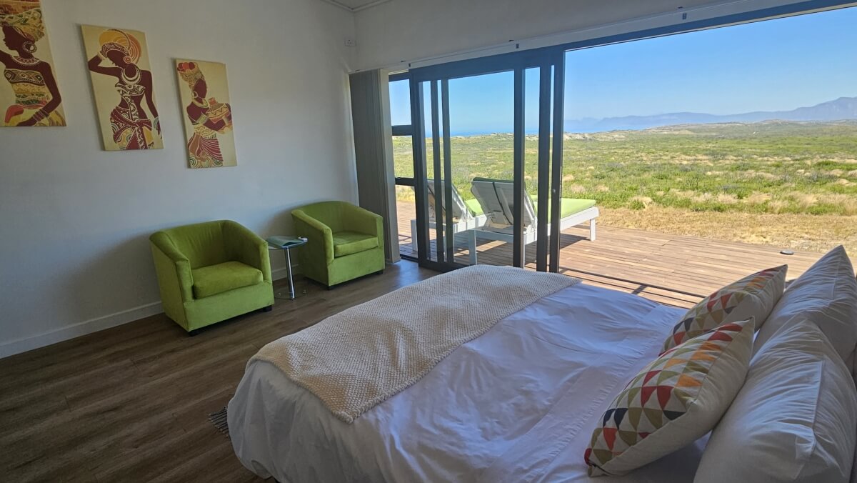 Protea room interior and view (2)
